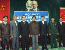 Ông Bùi Văn Sòn (người đứng giữa) là cá nhân tiêu biểu trong cuộc vận động “Học tập và làm theo tấm gương đạo đức Hồ Chí Minh”.