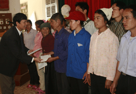 Các hộ nghèo xã Lũng Vân được nhận quà của Bộ LĐ-TB&XH, mỗi suất trị giá 300.000 đồng.