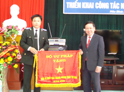 Đ/c Chủ tịch UBND tỉnh trao Cờ thi đua xuất sắc của Bộ Tư pháp cho Chi cục THADS huyện Lạc thuỷ.