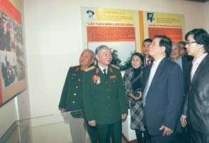 Chủ tịch nước Nguyễn Minh Triết
xem các kỷ vật tại triển lãm.