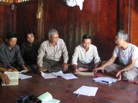 Cán bộ xã Trung Thành, huyện Đà Bắc cùng nhau trao đổi về giá trị nhân văn thể hiện trong các tác phẩm văn hoá dân tộc Tày.