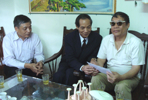 Lãnh đạo tỉnh và T.Ư Hội Nạn nhân CĐDC/Dioxin Việt Nam đã đi tặng quà cho gia đình ông Lê Khắc Sy