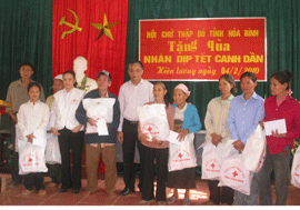 Đồng chí Doãn Mậu Diệp - Phó Bí thư Tỉnh uỷ trao quà cho hộ nghèo xã Hiền Lương.