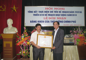 Lãnh đạo Bệnh viện Nội tiết tỉnh đón nhận Bằng khen của Thủ tướng Chính phủ.