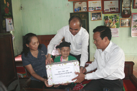 Đồng chí Đinh Duy Sơn, Phó Chủ tịch HDND thăm và tặng quà mẹ Việt Nam anh hùng Nguyễn Thị Mêng
