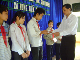 Đại diện Sở GD&ĐT tặng quà cho học sinh tại xã Hùng Tiến