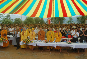 Hòa Bình Phật Quang tự được khởi công trước sự chứng kiến của hàng ngàn tăng ni phật tử và du khách thập phương.