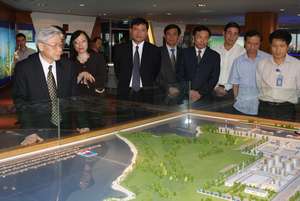 Chủ tịch Quốc hội Nguyễn Phú Trọng xem 
sơ đồ Nhà máy lọc dầu Dung Quất.