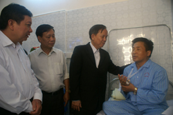 Đ/C  Trương Vĩnh Trọng thăm hỏi, động viên các chiến sĩ bị thương đang điều trị tại Bệnh viện Đa  khoa tỉnh