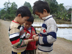 Tết đối với lũ trẻ ở vùng quê nghèo nhất của thành phố Hà Nội vẫn luôn háo hức đến kỳ lạ