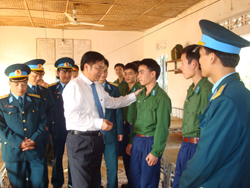 Đ/C Hoàng Việt Cường, Bí thư Tỉnh ủy gặp gỡ, động viên CBCS làm nhiệm vụ trực tết của tiểu đoàn tên lửa 152