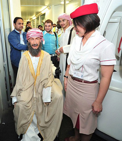 Ibn Sina nói chuyện với nhân viên sân bay khi làm thủ tục