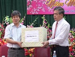 Đ/C Bùi Ngọc Đảm, Phó Chủ tịch UBND tỉnh tặng quà Công ty cổ phần nước sạch Hoà Bình