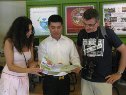 Vũ Thanh Tùng cung cấp thông tin du lịch cho du khách nước ngoài