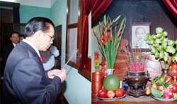 Tổng Bí thư Nông Ðức Mạnh dâng hương
tưởng niệm Bác Hồ tại Khu di tích
Chủ tịch Hồ Chí Minh.
