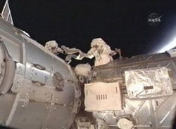 Hai nhà du hành vũ trụ Mỹ ra ngoài khoảng
không hoàn thiện Trạm ISS.