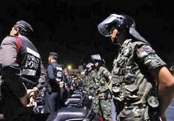Cảnh sát và quân đội Thái Lan được đặt trong tình trạng sẵn sàng cả ngày lẫn đêm