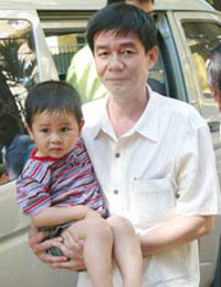 Thượng tá Nguyễn Trường Sơn trên đường đưa cháu Trần Trung Hiếu về giao cho gia đình.
