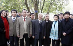 Chủ tịch QH Nguyễn Phú Trọng
thăm Đền Sóc.
