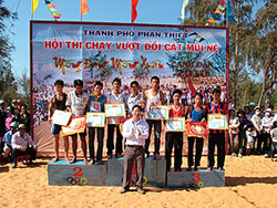 Lãnh đạo TP Phan Thiết trao giải cho các VĐV đạt thành tích cao.