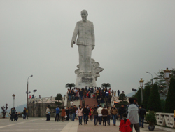 Đồng đảo người dân thành phố Hòa Bình đến dâng hương trên tượng đài Bác Hồ trong mấy ngày Tết