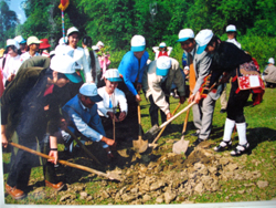 Mỗi độ xuân về, nhân dân huyện Cao Phong ghi sâu lời dạy của Bác, thi đua trồng cây gây rừng và vun đắp cuộc sống ấm no