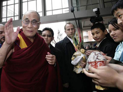 Ông Dalai Lama vẫy tay chào khi đến một khách sạn ở Washington, Mỹ hôm 17-2