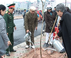 Đ/C Hoàng Việt Cường, Bí thư Tỉnh uỷ, Chủ tịch HDND tỉnh tham gia trồng cây trên đường Trần Quý Cáp
