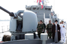 Tàu khu trục có tên lửa dẫn đường do Iran tự chế tạo trong lễ hạ thủy.

