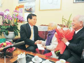 Chủ tịch nước Nguyễn Minh Triết thăm vợ chồng cụ Nguyễn Thúy Lan.
