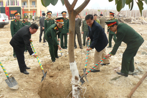 Các đồng chí lãnh đạo tỉnh cùng cán bộ CBCS LLVT tỉnh tham gia trồng cây xanh tại khuôn viên Trường Quân sự tỉnh.