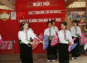Đội văn nghệ xã Đồng Chum biểu diễn phục vụ nhân dân trong ngày hội “Đại đoàn kết toàn dân”.