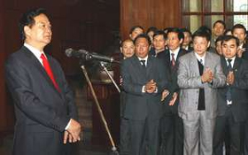 Thủ tướng Nguyễn Tấn Dũng nói chuyện với 
cán bộ, công chức Văn phòng Chính phủ.
