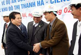 Chủ tịch nước Nguyễn Minh Triết với cán bộ, 
công nhân các đơn vị thi công Dự án đường
trục phía nam (Hà Tây cũ) và các khu đô thị 
Thanh Hà, Mỹ Hưng - Cienco 5.