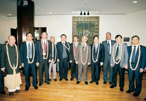 Chủ tịch QH Nguyễn Phú Trọng
và các đại biểu tại phòng Ceremonial
ở sân bay quốc tế In-đi-ra Gan-đi.
