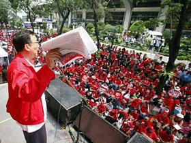 Những người ủng hộ cựu thủ tướng Thaksin Shinawatra tuần hành bên ngoài trụ sở Ngân hàng Bangkok hôm 19-2.