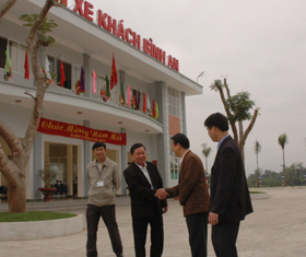 Đồng chí Bùi Văn Tỉnh, Chủ tịch UBND tỉnh thăm cán bộ, công nhân viên bến xe khách Bình An.
 
