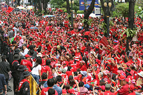Phe “áo đỏ” dọa sẽ huy động tới 1 triệu người xuống đường nếu tòa án đưa ra phán quyết bất lợi cho Thaksin
