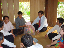Trong dịp Tết Canh Dần vừa qua, các đồng chí lãnh đạo tỉnh và huyện Lạc Sơn đã tới thăm hỏi, tặng quà cho nhiều hộ nghèo trong huyện
