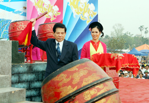 Chủ tịch nước Nguyễn Minh Triết đánh trống
khai mạc Tuần văn hóa, thể thao và du lịch
tỉnh Thái Bình năm 2010.