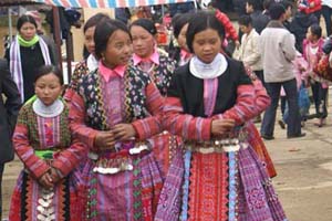 Thiếu nữ bản Mông Pà Cò, huyện Mai Châu xuốn chợ vui Tết