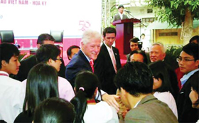 Cựu Tổng thống Bill Clinton được chào đón nồng nhiệt tại Đại học Ngoại thương
