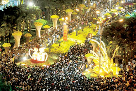 Hàng ngàn người dân TPHCM tham quan đường hoa - đường sách Nguyễn Huệ trong đêm khai mạc