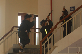 Lực lượng Cảnh sát đặc nhiệm tham gia diễn tập phương án phòng - chống khủng bố giải cứu con tin.