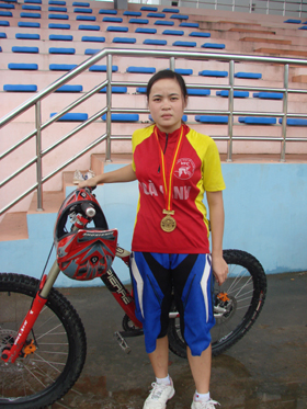 Bùi Thị Quyên - HCV giải vô địch xe đạp toàn quốc 3 năm liên tiếp.