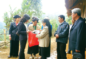 T.Ư Hội NCT Việt Nam và các cấp Hội CTĐ tỉnh thăm và tặng quà NCT nghèo tại xã Mường Chiềng (Đà Bắc).