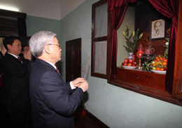 Tổng Bí thư, Chủ tịch QH Nguyễn Phú Trọng dâng hương tại Khu di tích Chủ tịch Hồ Chí Minh