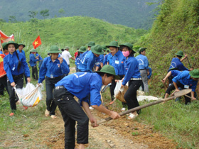 ĐVTN huyện Kim Bôi lao động tình nguyện tại xã Nam Thượng