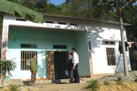 Niềm vui của ông Nguyễn Văn Mai, xóm Cang 1, xã Hoà Bình, TPHB bên ngôi nhà 167.
