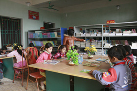 Thư viện trở thành điểm đến quen thuộc của các em học sinh trường TH Kim Bôi trong giờ giải lao
